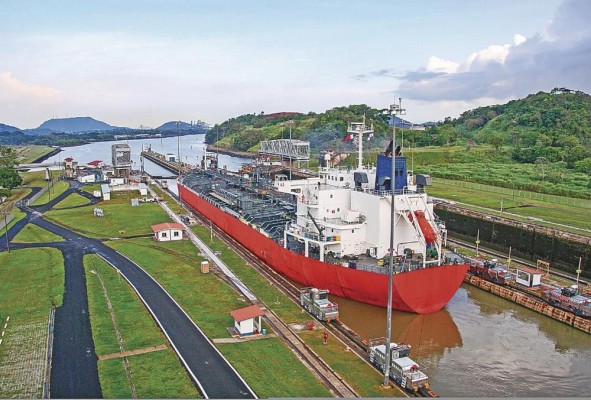 El Canal de Panamá depende de las fuertes lluvias durante la temporada húmeda para reabastecer los dos lagos artificiales de Gatún y Alajuela. El Canal de Panamá depende de las fuertes lluvias durante la temporada húmeda para reabastecer los dos lagos artificiales de Gatún y Alajuela.