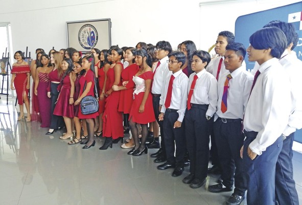Grupo de jóvenes graduandos del Centro Educativo de Artes Diversificadas. Grupo de jóvenes graduandos del Centro Educativo de Artes Diversificadas.