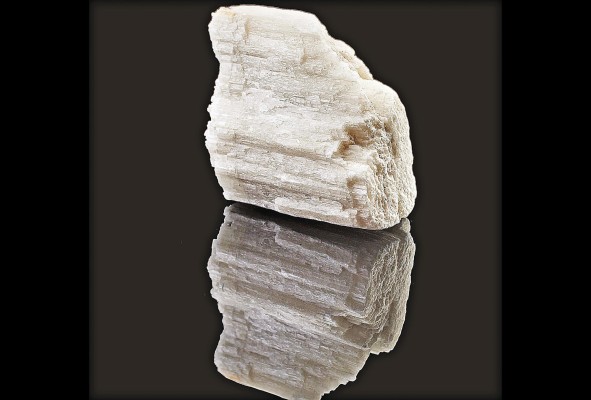 El talco es un mineral compuesto por magnesio, sílice, oxígeno e hidrógeno que es extraído de minas y luego procesado, purificado y perfumado para ser usado en diversos productos de consumo masivo. El talco es un mineral compuesto por magnesio, sílice, oxígeno e hidrógeno que es extraído de minas y luego procesado, purificado y perfumado para ser usado en diversos productos de consumo masivo.