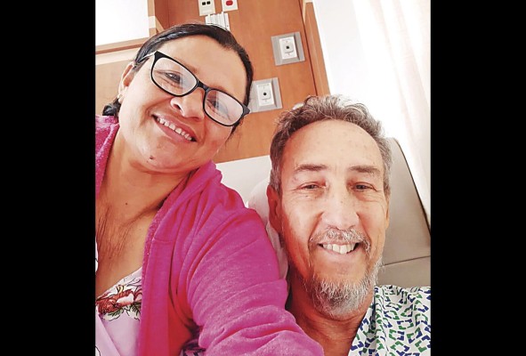 Roberto junto a su esposa después de la operación Roberto junto a su esposa después de la operación