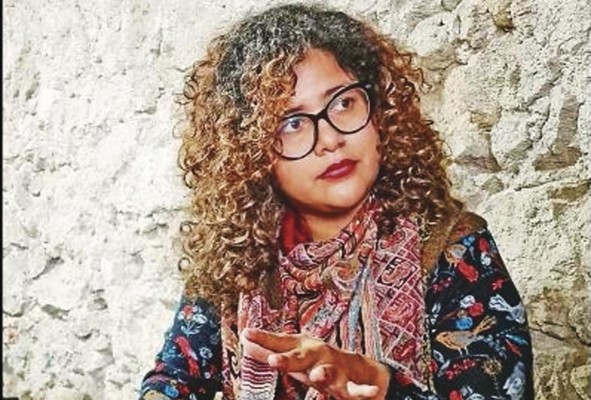 Corina Rueda Activista por los derechos humanos. Lleva toda su vida tratando de romper los silencios más vulnerables. Se ha parado firme para defender lo más valioso: los derechos humanos. Y se ha dispuesto, además, frenar las vejaciones contra mujeres y niños de su patria y donde quiera que estén. “Donde estoy, muchas mujeres prefieren ocultarse por el tema de seguridad; no estoy diciendo que esté bien o que esté mal, pero las mujeres afganas tienen problemas muy fuertes”. Corina Rueda Activista por los derechos humanos. Lleva toda su vida tratando de romper los silencios más vulnerables. Se ha parado firme para defender lo más valioso: los derechos humanos. Y se ha dispuesto, además, frenar las vejaciones contra mujeres y niños de su patria y donde quiera que estén. “Donde estoy, muchas mujeres prefieren ocultarse por el tema de seguridad; no estoy diciendo que esté bien o que esté mal, pero las mujeres afganas tienen problemas muy fuertes”.