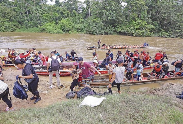 Migrantes son transportados hoy en canoas en el sector de Lajas Blancas en Darién (Panamá). Migrantes son transportados hoy en canoas en el sector de Lajas Blancas en Darién (Panamá).