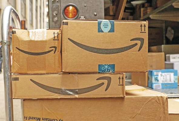 Amazon realiza más de 650 pedidos por minutos enviados internacionalmente. Amazon realiza más de 650 pedidos por minutos enviados internacionalmente.