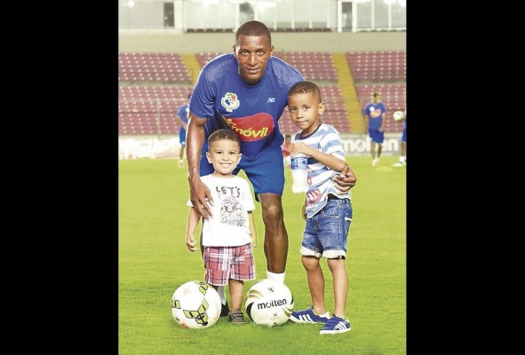 En el Estadio Rommel Fernández, durante un entrenamiento con la Selección Nacional dirigida por Hernán Darío Gómez, junto a sus dos hijos Liedson Abdiel y Joao Amaurin. En el Estadio Rommel Fernández, durante un entrenamiento con la Selección Nacional dirigida por Hernán Darío Gómez, junto a sus dos hijos Liedson Abdiel y Joao Amaurin.