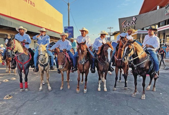 El festival terminó con una gran cabalgata por las calles de Aguadulce. El festival terminó con una gran cabalgata por las calles de Aguadulce.