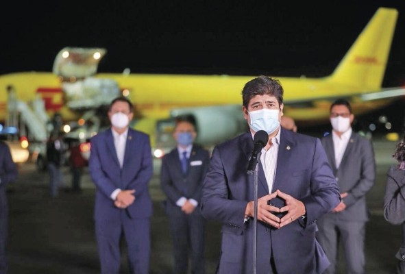 El presidente de Costa Rica, Carlos Alvarado, durante la llegada del primer lote de la vacuna. El presidente de Costa Rica, Carlos Alvarado, durante la llegada del primer lote de la vacuna.