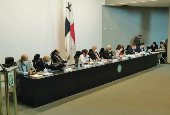 La Comisión de Gobierno continuará hoy con la discusión en primer debate del tercer bloque del proyecto de reformas. La Comisión de Gobierno continuará hoy con la discusión en primer debate del tercer bloque del proyecto de reformas.