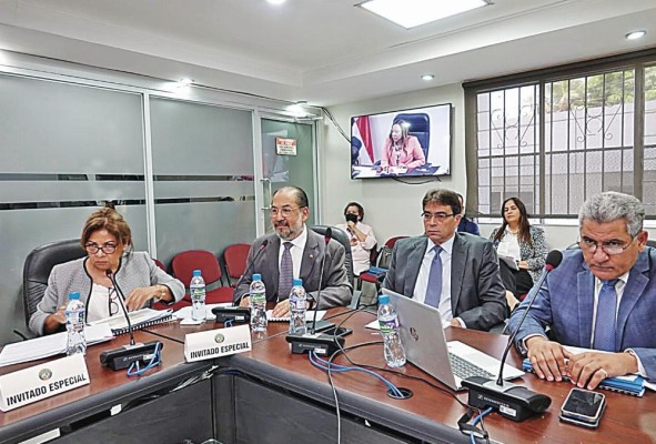 Javier Carrizo Esquivel (centro), gerente general del Banco Nacional de Panamá, durante la sustentación del presupuesto. Javier Carrizo Esquivel (centro), gerente general del Banco Nacional de Panamá, durante la sustentación del presupuesto.