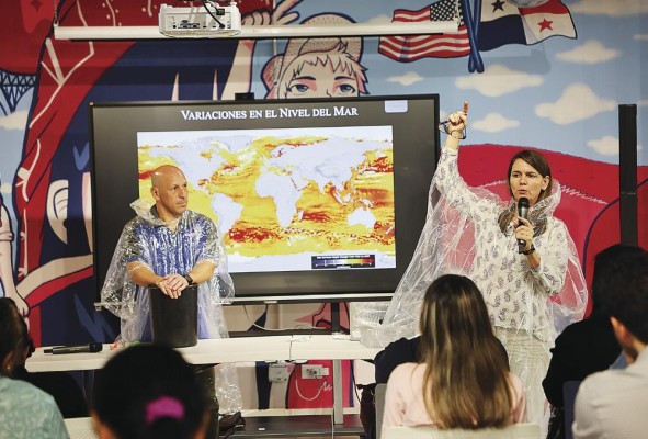 A lo largo de su recorrido en Panamá junto a Peter Falcon (i.), Erika Podest enseñó a niños sobre ciencia a través de actividades interactivas y experimentos. A lo largo de su recorrido en Panamá junto a Peter Falcon (i.), Erika Podest enseñó a niños sobre ciencia a través de actividades interactivas y experimentos.