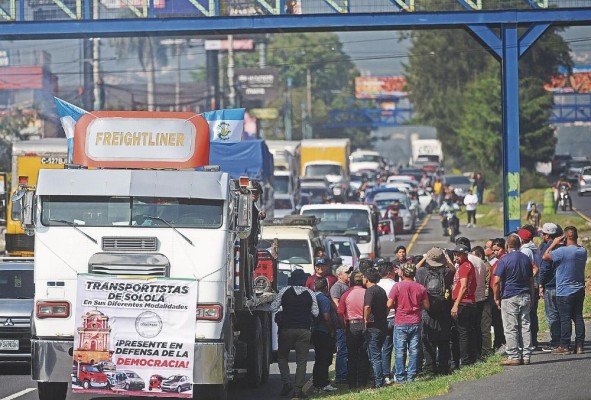Transportistas bloquean una vía durante una manifestación en ciudad de Guatemala. Transportistas bloquean una vía durante una manifestación en ciudad de Guatemala.