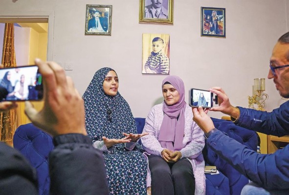 Marah Bakr (i.), una palestina detenida en una prisión israelí durante ocho años y liberada el 24 de noviembre de 2023, en virtud de un acuerdo de tregua entre Israel y Hamás. Marah Bakr (i.), una palestina detenida en una prisión israelí durante ocho años y liberada el 24 de noviembre de 2023, en virtud de un acuerdo de tregua entre Israel y Hamás.