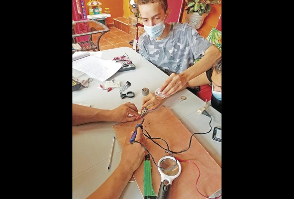 Franklin López, ganador con el proyecto 'Osiris' en la categoría de ingeniería en la Feria Científica del Ingenio Juvenil de la Senacyt. Franklin López, ganador con el proyecto 'Osiris' en la categoría de ingeniería en la Feria Científica del Ingenio Juvenil de la Senacyt.