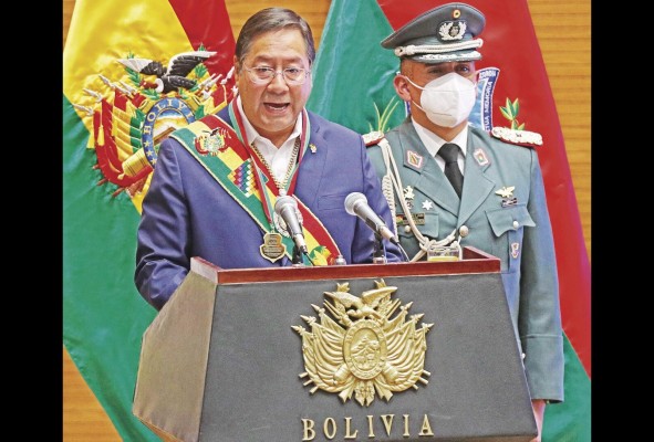 El presidente de Bolivia, Luis Arce, habla durante la sesión de honor de la celebración de los 213 años de la gesta libertaria del 16 de julio de La Paz. El presidente de Bolivia, Luis Arce, habla durante la sesión de honor de la celebración de los 213 años de la gesta libertaria del 16 de julio de La Paz.