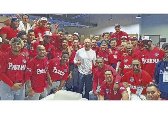 La 'novena' de Panamá celebra su primer triunfo. La 'novena' de Panamá celebra su primer triunfo.