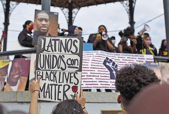 Manifestantes latinos se presentaron a las protestas en contra de los abusos policiales hacia los afroamericanos, apoyando al movimiento Black Lives Matter. Manifestantes latinos se presentaron a las protestas en contra de los abusos policiales hacia los afroamericanos, apoyando al movimiento Black Lives Matter.