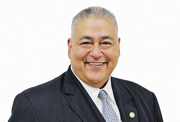 Alfonso Fraguela. Abogado Exvicepresidente del Colegio Nacional de Abogados. Fue vocero presidencial en la administración gubernamental 2004-2009. Consultor en comunicación. Alfonso Fraguela. Abogado Exvicepresidente del Colegio Nacional de Abogados. Fue vocero presidencial en la administración gubernamental 2004-2009. Consultor en comunicación.