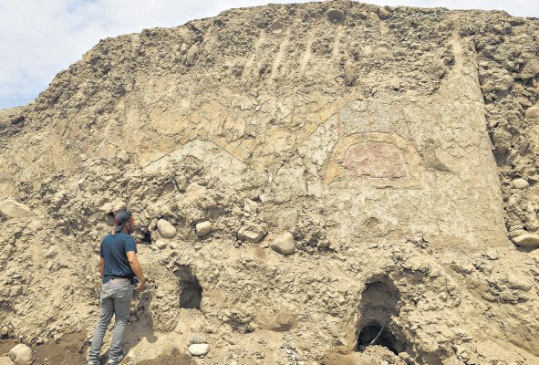 Fotografía cedida por el arqueólogo Régulo Franco, donde se muestra un mural de unos 3,200 años de antigüedad, en Lima (Perú). Fotografía cedida por el arqueólogo Régulo Franco, donde se muestra un mural de unos 3,200 años de antigüedad, en Lima (Perú).