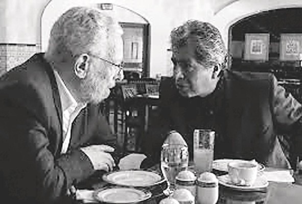 Juan José Bautista (der.) junto con el también intelectual argentino mexicano, Erique Dussel (der.). Juan José Bautista (der.) junto con el también intelectual argentino mexicano, Erique Dussel (der.).