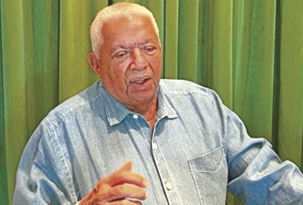 El exgeneral Rubén Darío Paredes se arrepiente de haber cerrado los medios de comunicación, cuando en una crisis del gobierno militar lanzó la frase “desde ya”. El exgeneral Rubén Darío Paredes se arrepiente de haber cerrado los medios de comunicación, cuando en una crisis del gobierno militar lanzó la frase “desde ya”.