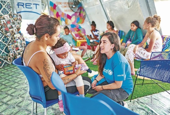 Johanna Tejada brinda atención a un grupo de mujeres y adolescentes. Johanna Tejada brinda atención a un grupo de mujeres y adolescentes.
