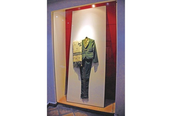 Uno de los trajes con que el cantautor se presentó. Uno de los trajes con que el cantautor se presentó.