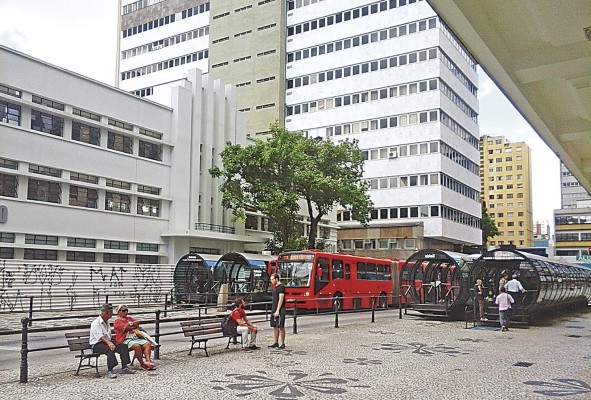 El Bus Rapid Transit (BRT) fue inventado en la ciudad de Curitiba, Brasil, con la Red Integrada de Transporte. Utiliza y adecúa elementos del sistema de transporte urbano ferroviario con autobuses: carriles exclusivos preferenciales, estaciones rápidas de acceso y trasbordo con una alta frecuencia. Esto fue posible con la reorganización del derecho de vía de las calles en la ciudad y una respuesta creativa de cómo resolver el transporte cuando los recursos son limitados. El Bus Rapid Transit (BRT) fue inventado en la ciudad de Curitiba, Brasil, con la Red Integrada de Transporte. Utiliza y adecúa elementos del sistema de transporte urbano ferroviario con autobuses: carriles exclusivos preferenciales, estaciones rápidas de acceso y trasbordo con una alta frecuencia. Esto fue posible con la reorganización del derecho de vía de las calles en la ciudad y una respuesta creativa de cómo resolver el transporte cuando los recursos son limitados.