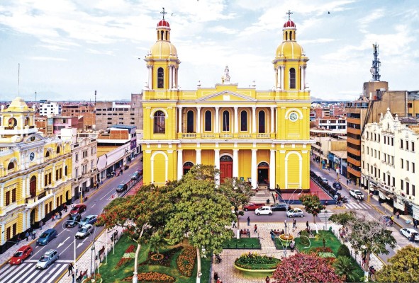 La Catedral de Chiclayo está ubicada en el parque principal de la ciudad, su construcción es de estilo neoclásico. La Catedral de Chiclayo está ubicada en el parque principal de la ciudad, su construcción es de estilo neoclásico.