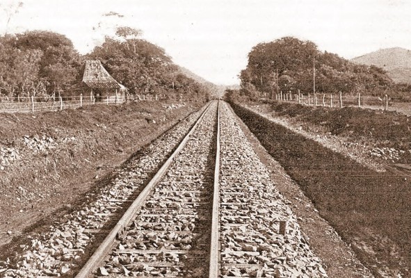 Calzada con balasto en la línea de Boquete, Ferrocarril Nacional de Chiriquí Calzada con balasto en la línea de Boquete, Ferrocarril Nacional de Chiriquí