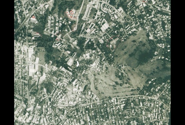 Recorte de vista aérea de los terrenos del Club de Golf en 1970 en la ciudad de Panamá. Recorte de vista aérea de los terrenos del Club de Golf en 1970 en la ciudad de Panamá.