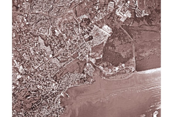 El basurero de Panamá Viejo, utilizado de 1941 a 1984, ubicado en el margen este de la desembocadura del río Abajo, próximo al sitio del mismo nombre, representaba un problema de salud pública cuando se decidió su cierre. En esta imagen de 1980 se observa cómo la expansión de la ciudad lo había alcanzado para esas fechas. El basurero de Panamá Viejo, utilizado de 1941 a 1984, ubicado en el margen este de la desembocadura del río Abajo, próximo al sitio del mismo nombre, representaba un problema de salud pública cuando se decidió su cierre. En esta imagen de 1980 se observa cómo la expansión de la ciudad lo había alcanzado para esas fechas.
