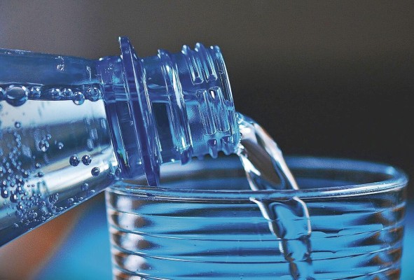 Las ciudades y megaciudades requieren el agua para abastecer las necesidades industriales, comerciales y domésticas de quienes residen en ellas. Las ciudades y megaciudades requieren el agua para abastecer las necesidades industriales, comerciales y domésticas de quienes residen en ellas.
