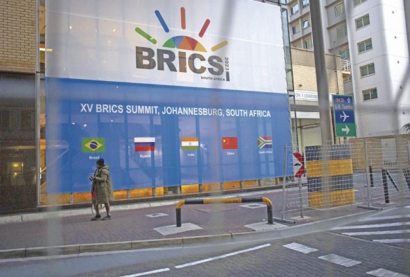 Cartel de la cumbre de los BRICS en Sudáfrica. Cartel de la cumbre de los BRICS en Sudáfrica.
