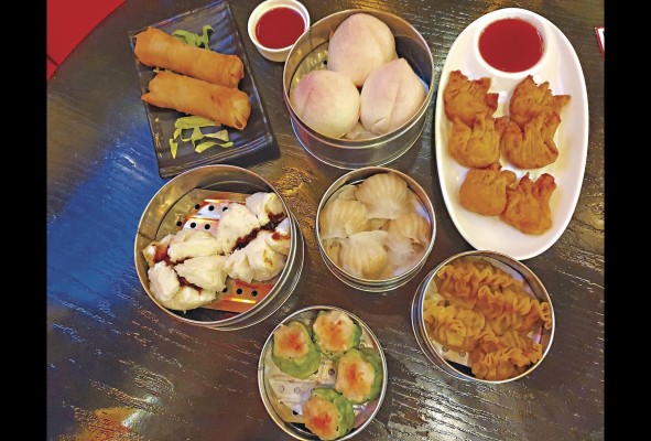 'Siu mai', 'yi chi kao', 'wantones' fritos, durazno de la longevidad (relleno de pasta de semillas de lotus), 'hampao' de puerco, 'hakao' y rollos primavera. Restaurante Jade Garden - Costa del Este. 'Siu mai', 'yi chi kao', 'wantones' fritos, durazno de la longevidad (relleno de pasta de semillas de lotus), 'hampao' de puerco, 'hakao' y rollos primavera. Restaurante Jade Garden - Costa del Este.