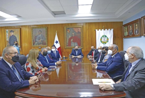La Facultad de Medicina tiene una matrícula de más de 2,000 estudiantes que cursan más de siete especialidades. En la foto, el presidente Cortizo reunido con el rector de la UP, Eduardo Flores. La Facultad de Medicina tiene una matrícula de más de 2,000 estudiantes que cursan más de siete especialidades. En la foto, el presidente Cortizo reunido con el rector de la UP, Eduardo Flores.