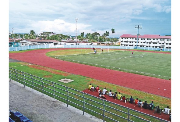 El estadio Armando Dely, el último coliseo que se construyó en la ciudad de Colón a principios del año 2000, es utilizado para la práctica del fútbol y atletismo. El estadio Armando Dely, el último coliseo que se construyó en la ciudad de Colón a principios del año 2000, es utilizado para la práctica del fútbol y atletismo.