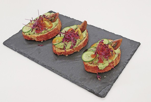 Tostada con crema de aguacate y vegetales marinados Tostada con crema de aguacate y vegetales marinados