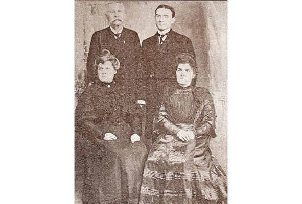 La familia Amador, en años previos a la separación de Colombia. Nótese la vestimenta de María Ossa, y cómo esta fue evolucionando en las otras fotos de este mismo reportaje. La familia Amador, en años previos a la separación de Colombia. Nótese la vestimenta de María Ossa, y cómo esta fue evolucionando en las otras fotos de este mismo reportaje.