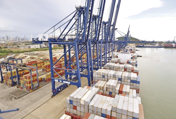 Panamá es líder en la flota mercante mundial con un total de 8,289 buques y un tonelaje grueso de 220,052,855 millones de toneladas Panamá es líder en la flota mercante mundial con un total de 8,289 buques y un tonelaje grueso de 220,052,855 millones de toneladas