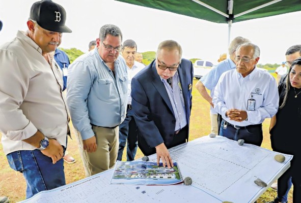 La empresa constructora presentó el anteproyecto a las autoridades de la CSS. La empresa constructora presentó el anteproyecto a las autoridades de la CSS.