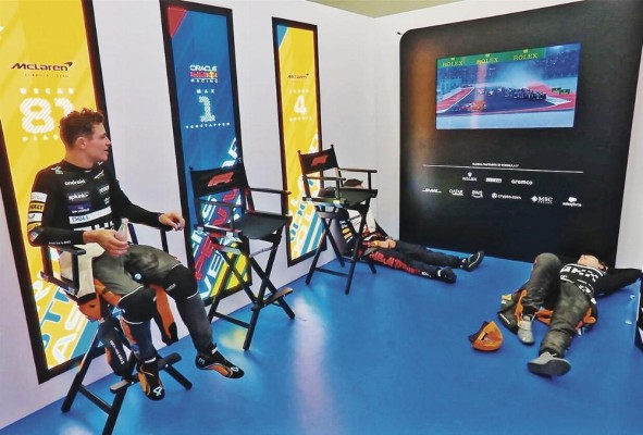 Oscar Piatri (i.), Max Verstappen (c.) y Lando Norris (d.) recuperan sus energías tras el GP de Catar, Oscar Piatri (i.), Max Verstappen (c.) y Lando Norris (d.) recuperan sus energías tras el GP de Catar,