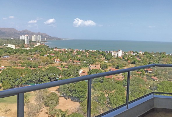 El turismo es una de las principales fuentes de empleo en el área de las playas que van desde Gorgona hasta Coclé, donde hay grandes hoteles todo incluido. El turismo es una de las principales fuentes de empleo en el área de las playas que van desde Gorgona hasta Coclé, donde hay grandes hoteles todo incluido.