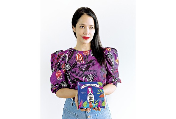La psicóloga y terapeuta Maritere Lee, autora de los libros: 'Una Cita Contigo Misma', 'Contigo fui todo menos yo' e 'Inmarchitable' y con este último posa en esta fotografía. La psicóloga y terapeuta Maritere Lee, autora de los libros: 'Una Cita Contigo Misma', 'Contigo fui todo menos yo' e 'Inmarchitable' y con este último posa en esta fotografía.