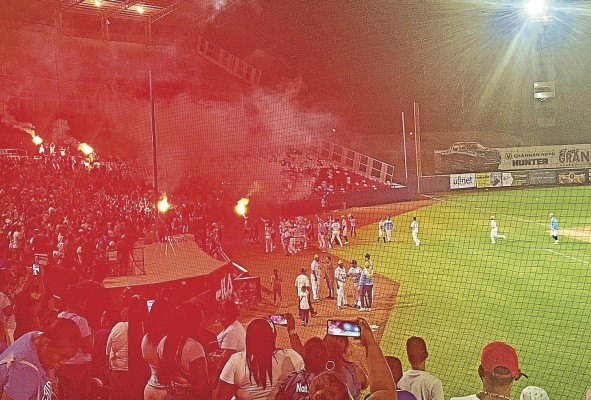 Colón venció 10-0 a Occidente en el último partido de la serie. Colón venció 10-0 a Occidente en el último partido de la serie.