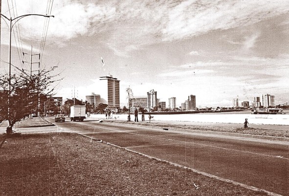Escena urbana de la avenida Balboa previo al relleno de la cinta costera. Escena urbana de la avenida Balboa previo al relleno de la cinta costera.