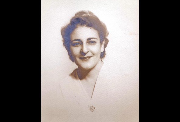 Lidia Sogandares. Ginecóloga obstetra de Panamá. Nació en 1907 y falleció en 1971. En 1934 obtuvo la licenciatura de ciencias, de la Escuela de Medicina de la Universidad de Arkansas. Al llegar a Panamá no pudo ejercer su carrera por las condiciones laborales permitidas para las mujeres en esa época. Tiempo después logró ejercer en el hospital Santo Tomás. Entre sus aportes destacan los relacionados con temas como la planificación familiar y la paternidad responsable. Archivo personal de Carmencita Sogandares Lidia Sogandares. Ginecóloga obstetra de Panamá. Nació en 1907 y falleció en 1971. En 1934 obtuvo la licenciatura de ciencias, de la Escuela de Medicina de la Universidad de Arkansas. Al llegar a Panamá no pudo ejercer su carrera por las condiciones laborales permitidas para las mujeres en esa época. Tiempo después logró ejercer en el hospital Santo Tomás. Entre sus aportes destacan los relacionados con temas como la planificación familiar y la paternidad responsable. Archivo personal de Carmencita Sogandares