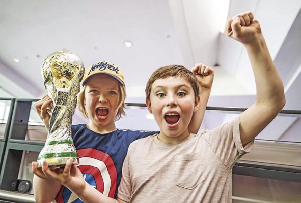 En el National Football Museum se pueden tomar fotos con los trofeos, actuar interactivamente, y anotar un gol sintiendo que lo has hecho en el mítico estadio de Wembley. En el National Football Museum se pueden tomar fotos con los trofeos, actuar interactivamente, y anotar un gol sintiendo que lo has hecho en el mítico estadio de Wembley.