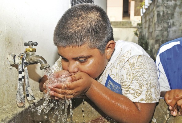 Obtener acceso al agua potable implica contar con una estructura que permita conducir el agua desde las fuentes mejoradas hasta el punto de entrega a las casas. Obtener acceso al agua potable implica contar con una estructura que permita conducir el agua desde las fuentes mejoradas hasta el punto de entrega a las casas.