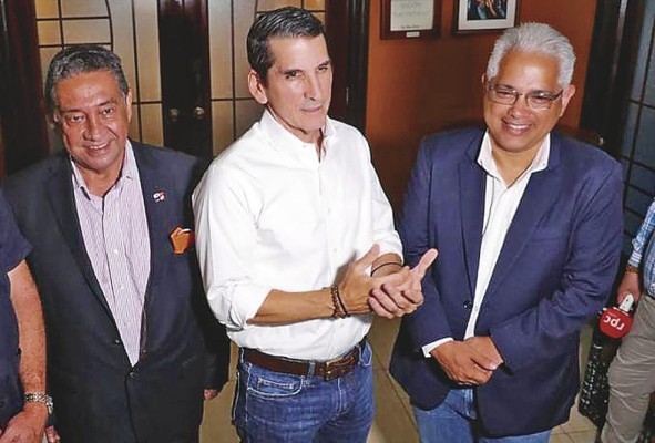José Alberto Álvarez, Rómulo Roux y José Blandón durante las conversaciones iniciales en abril de 2022, sobre una posible alianza política. José Alberto Álvarez, Rómulo Roux y José Blandón durante las conversaciones iniciales en abril de 2022, sobre una posible alianza política.