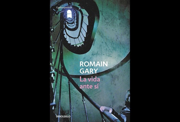 El libro homónimo de Romain Gary fue publicado bajo su seudónimo Émile Ajar, en 1975, y ganó el premio Prix Goncourt, de alto estándar en Francia. El libro homónimo de Romain Gary fue publicado bajo su seudónimo Émile Ajar, en 1975, y ganó el premio Prix Goncourt, de alto estándar en Francia.