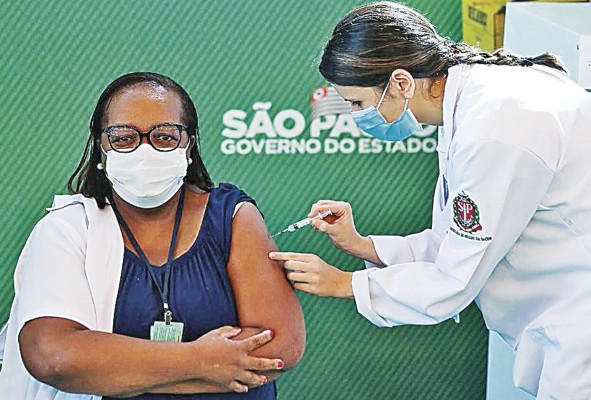 La campaña de vacunación solo ha llegado a un 5.2% de la población brasileña. La campaña de vacunación solo ha llegado a un 5.2% de la población brasileña.